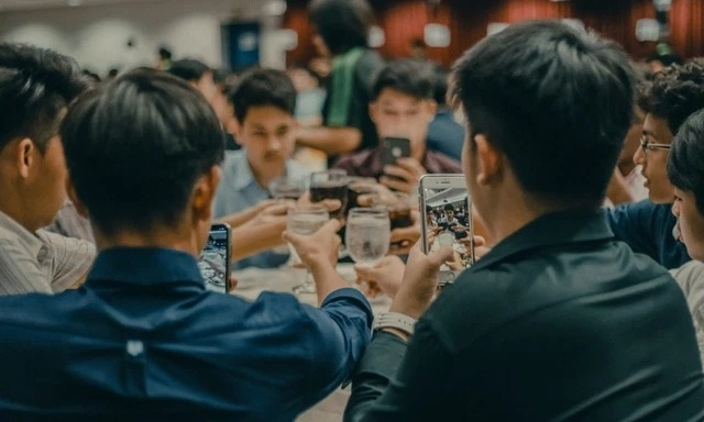 Mượn xe sang đi họp lớp, chi tiền cho bữa tiệc, nhận tin nhắn khiến tôi suy ngẫm- Ảnh 1.