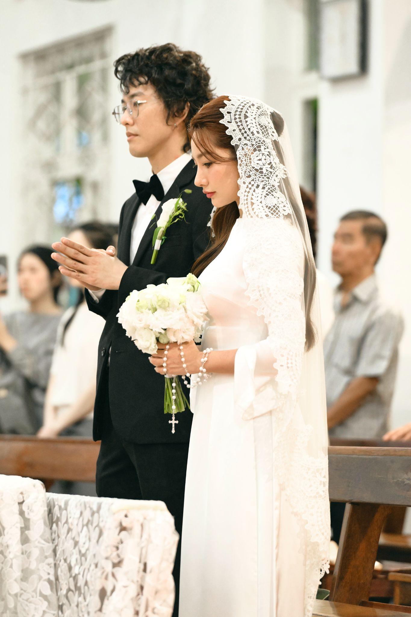 Chuyện tình đẹp của Diệp Lê và Danny: Lễ gia tiên đầy cảm xúc - Ảnh 4.