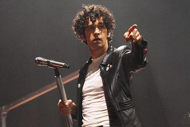 Hành động gây tranh cãi của người bạn thân Matty Healy - Ảnh 1.