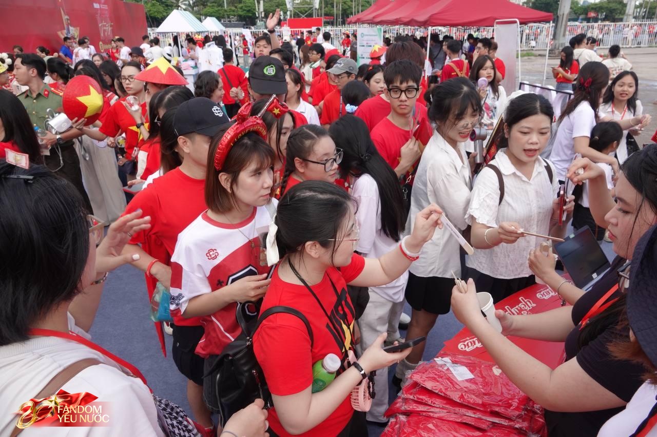 Hấp dẫn tại Booth Fandom Yêu Nước tại SVĐ Mỹ Đình: Săn combo khăn, túi, áo cực chất - Ảnh 3.