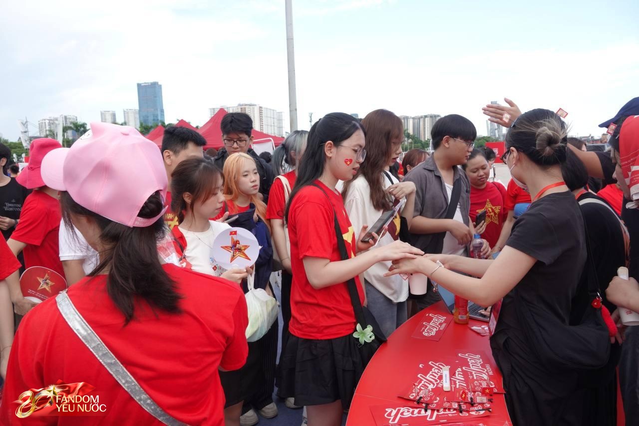 Hấp dẫn tại Booth Fandom Yêu Nước tại SVĐ Mỹ Đình: Săn combo khăn, túi, áo cực chất - Ảnh 2.
