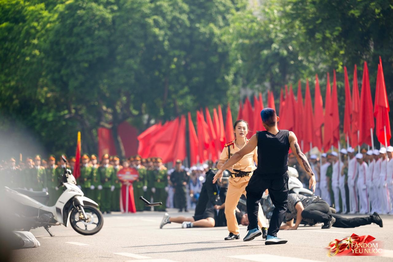 Nữ Đại úy xuất sắc đánh bại nhóm “quái xế” tại Hồ Gươm: Tài năng võ thuật và hình ảnh đời thường gây ấn tượng - Ảnh 3.