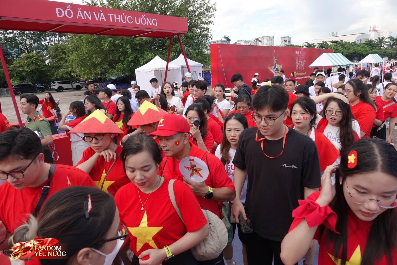 Hấp dẫn tại Booth Fandom Yêu Nước tại SVĐ Mỹ Đình: Săn combo khăn, túi, áo cực chất - Ảnh 1.