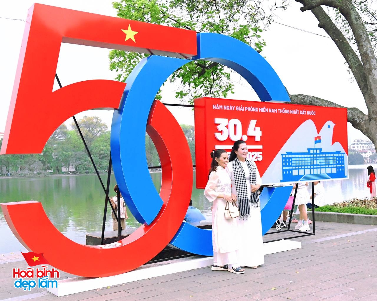 30/4 - Hà Nội, một ngày bình yên và đầy tự hào- Ảnh 23.