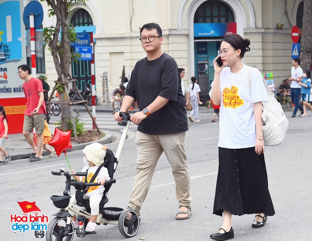 30/4 - Hà Nội, một ngày bình yên và đầy tự hào- Ảnh 20.