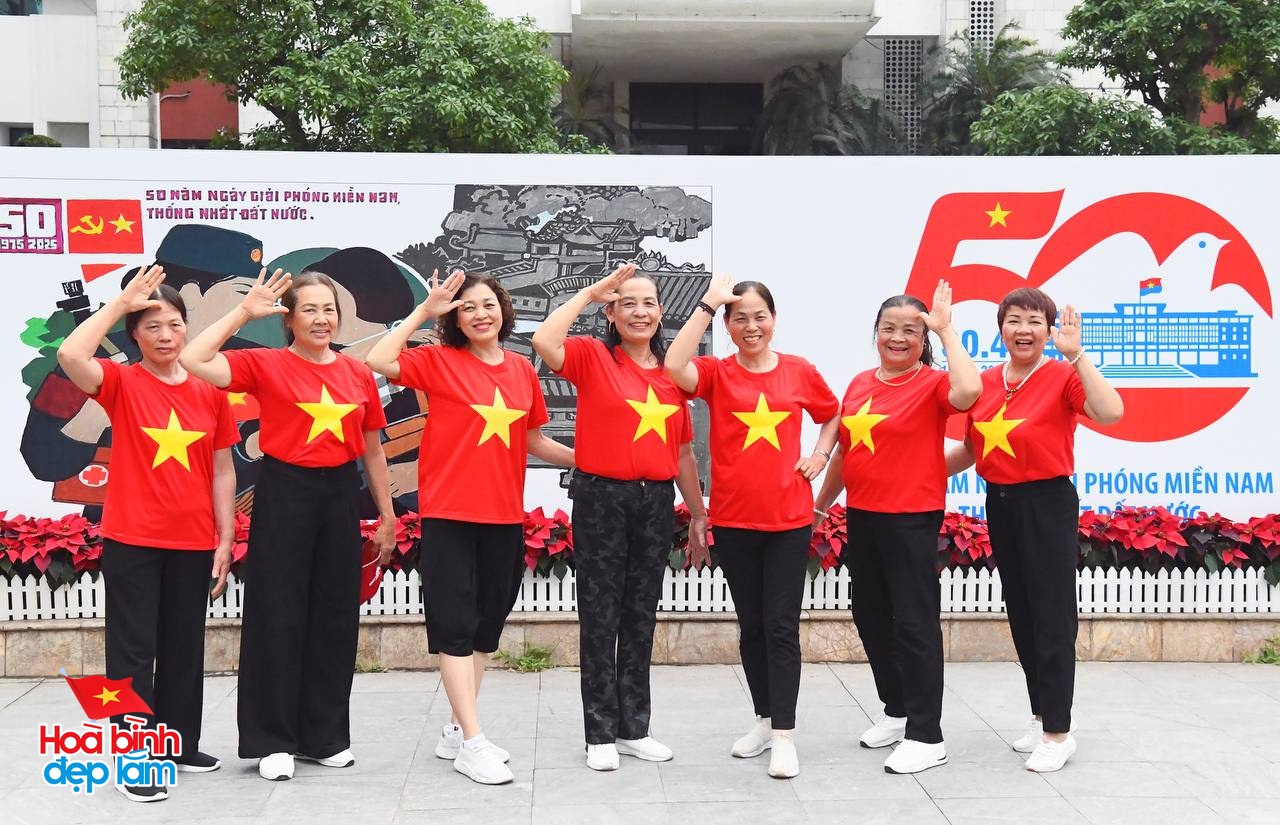 30/4 - Hà Nội, một ngày bình yên và đầy tự hào- Ảnh 25.
