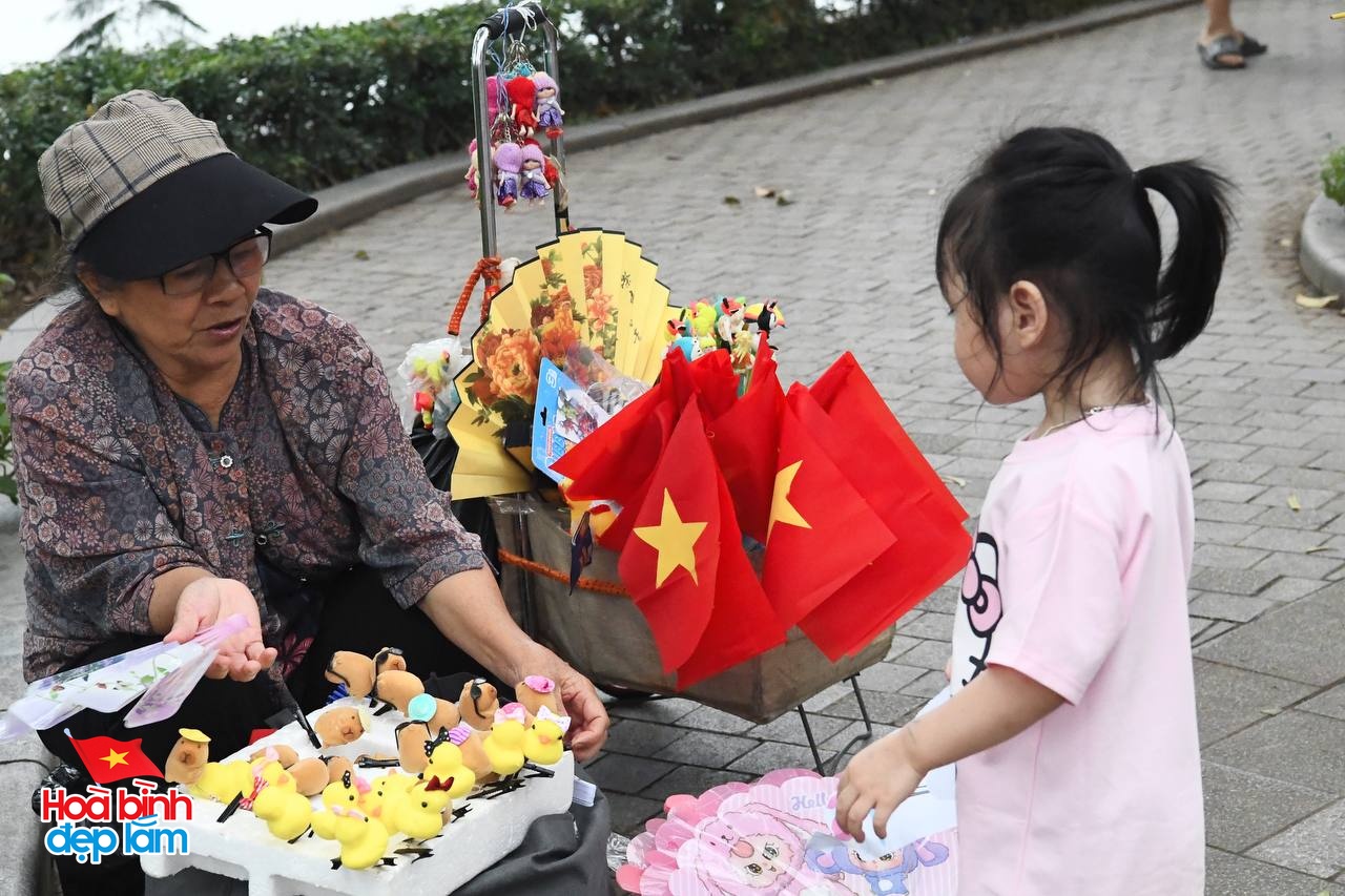 30/4 - Hà Nội, một ngày bình yên và đầy tự hào- Ảnh 18.