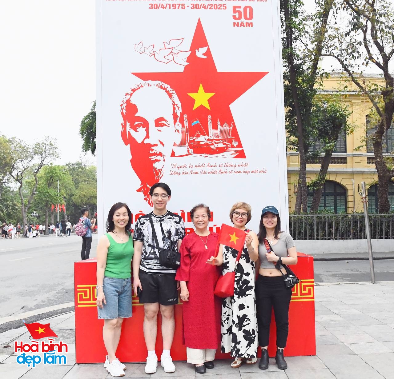 30/4 - Hà Nội, một ngày bình yên và đầy tự hào- Ảnh 24.