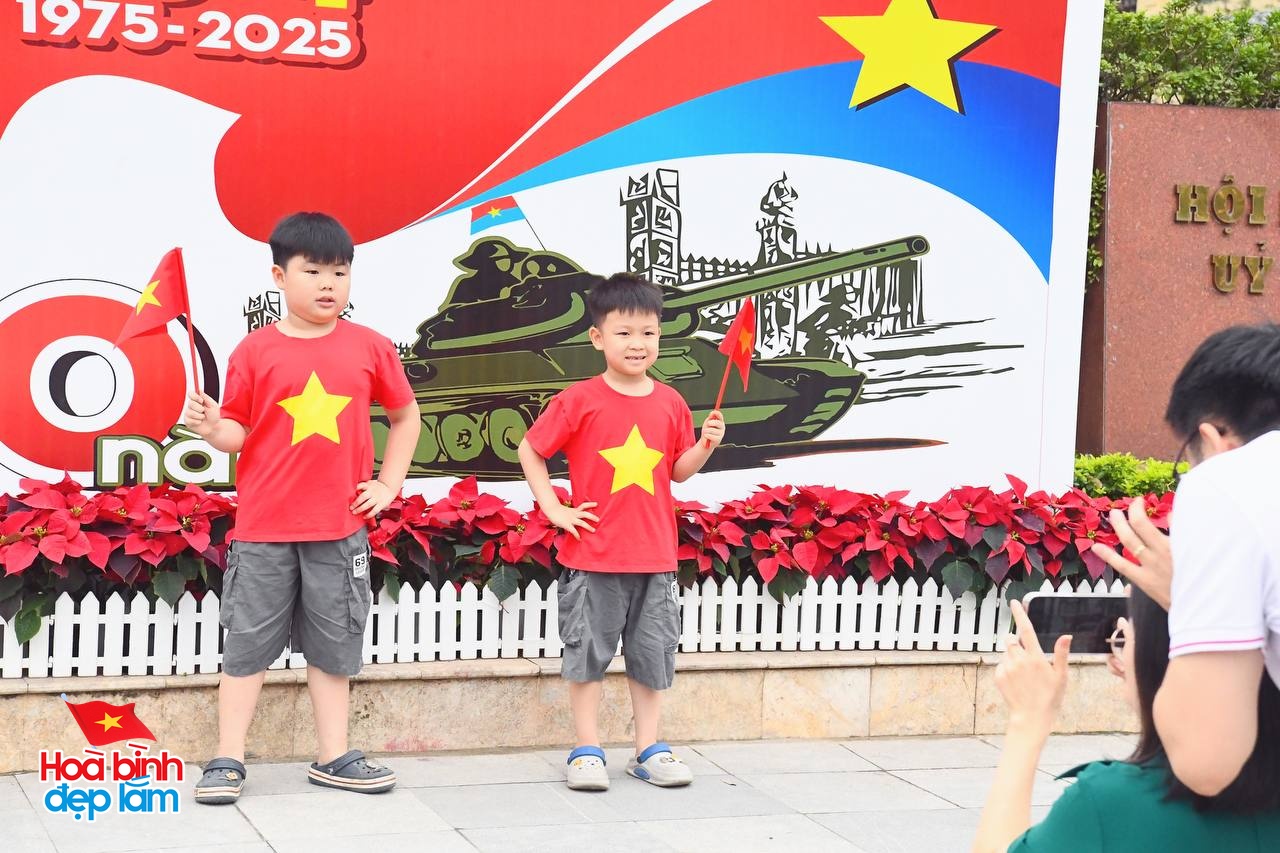 30/4 - Hà Nội, một ngày bình yên và đầy tự hào- Ảnh 16.