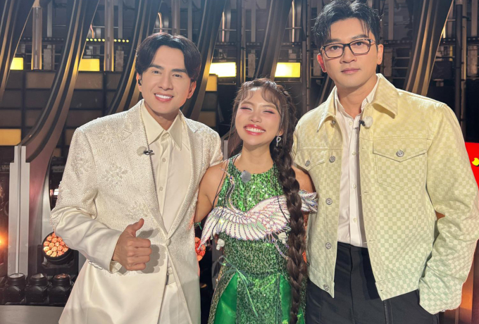 Phương Mỹ Chi giao lưu cùng giám khảo Tô Hữu Bằng, ca sĩ Đan Trường tại chương trình Sing! Asia.