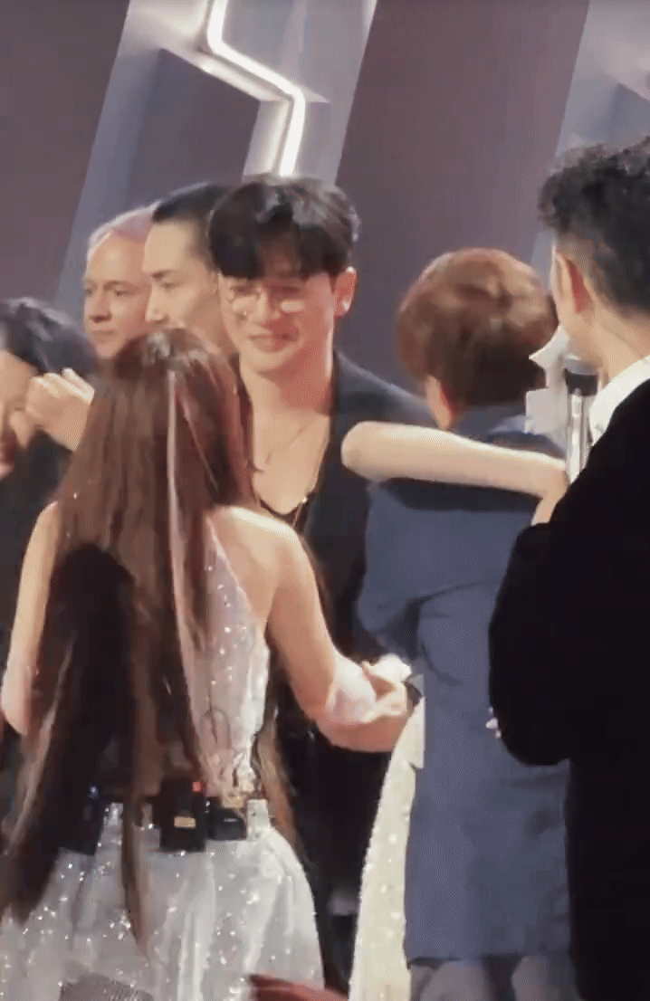 Lee Seung Hyun có thái độ lạ với Phương Mỹ Chi
