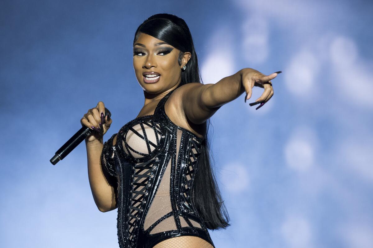 Cuộc Chiến Giữa Hai Nữ Rapper: Nicki Minaj và Cardi B Một Lần Nữa Khơi Mào Drama - Ảnh 2.