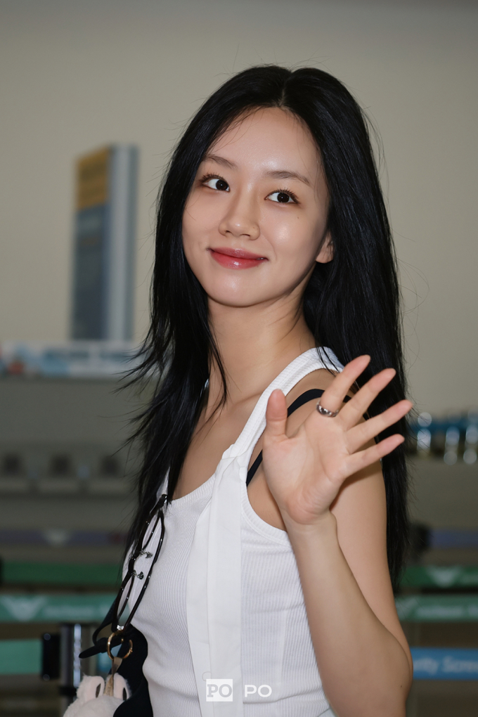 Lee Hyeri ở sân bay ngày 11/7. Ảnh: Weibo/Hyeri POPO