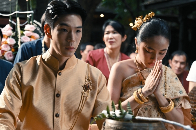JJ Krissanapoom và Rima Thanh Vy trong cảnh nghi lễ kết hôn trong phim.
