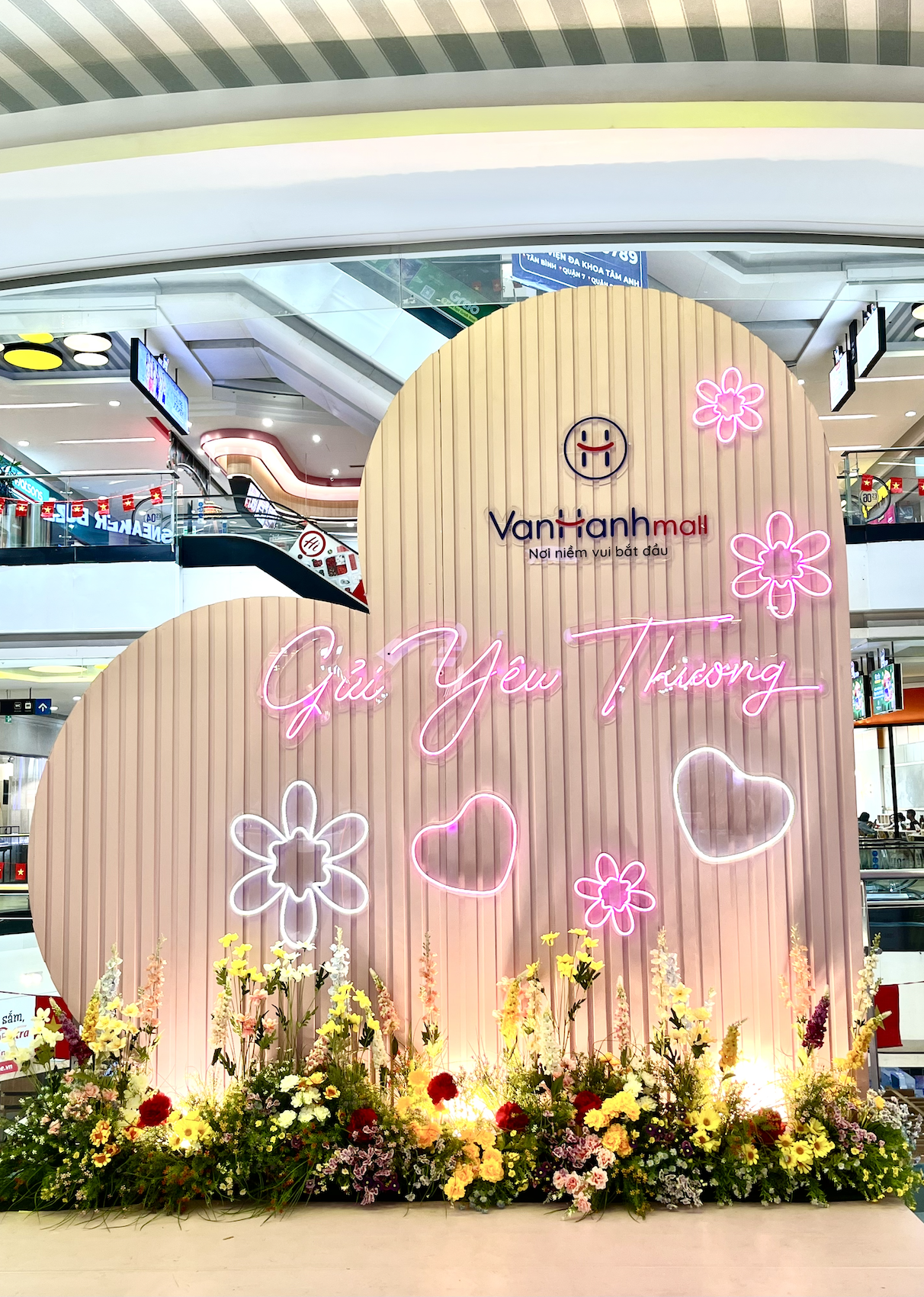 Cập nhật mới nhất về việc lắp đặt lưới an toàn tại trung tâm thương mại- Ảnh 3.