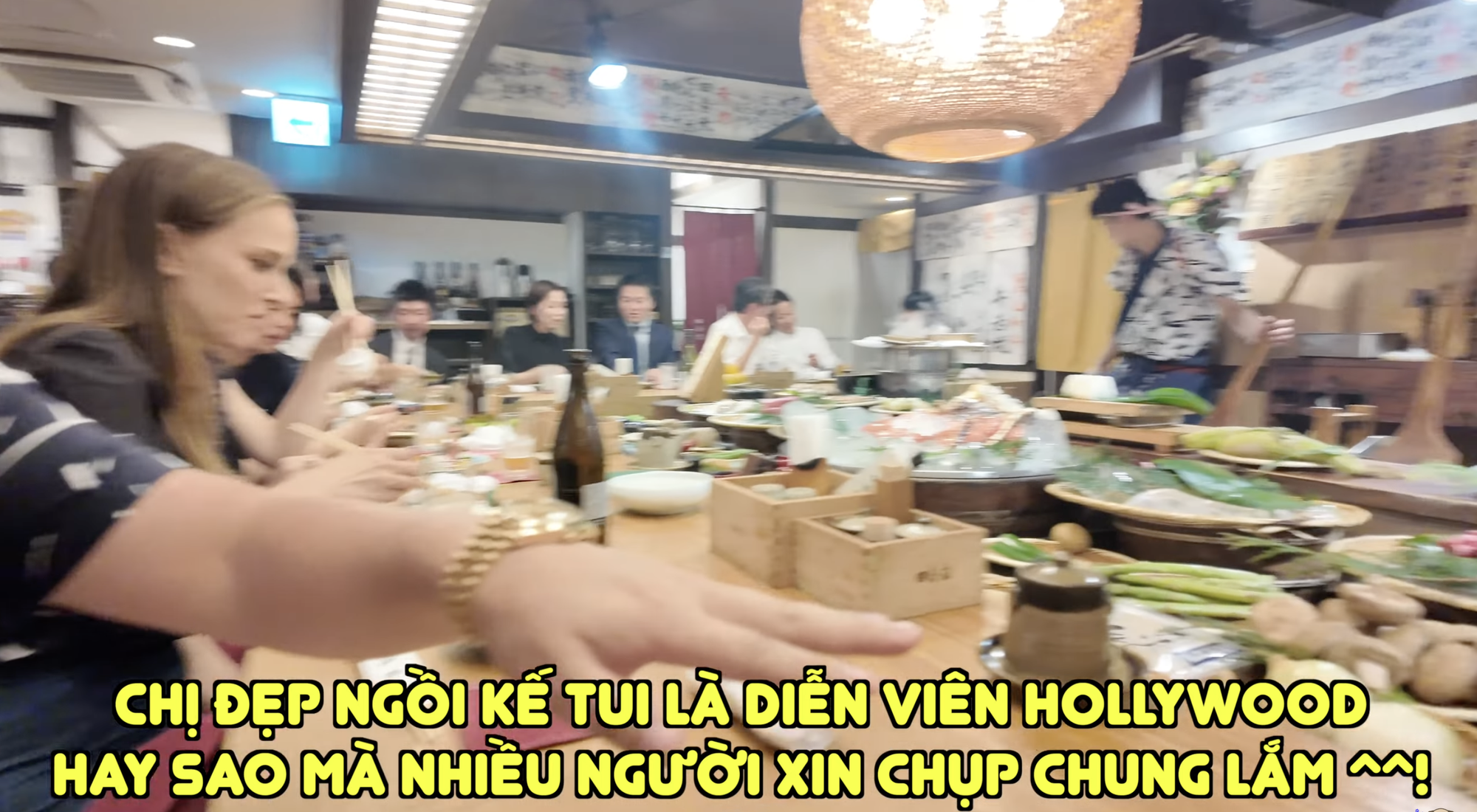 Khoa Pug bất ngờ khi phát hiện người phụ nữ bên cạnh trong quán ăn là ngôi sao Hollywood - Ảnh 1.