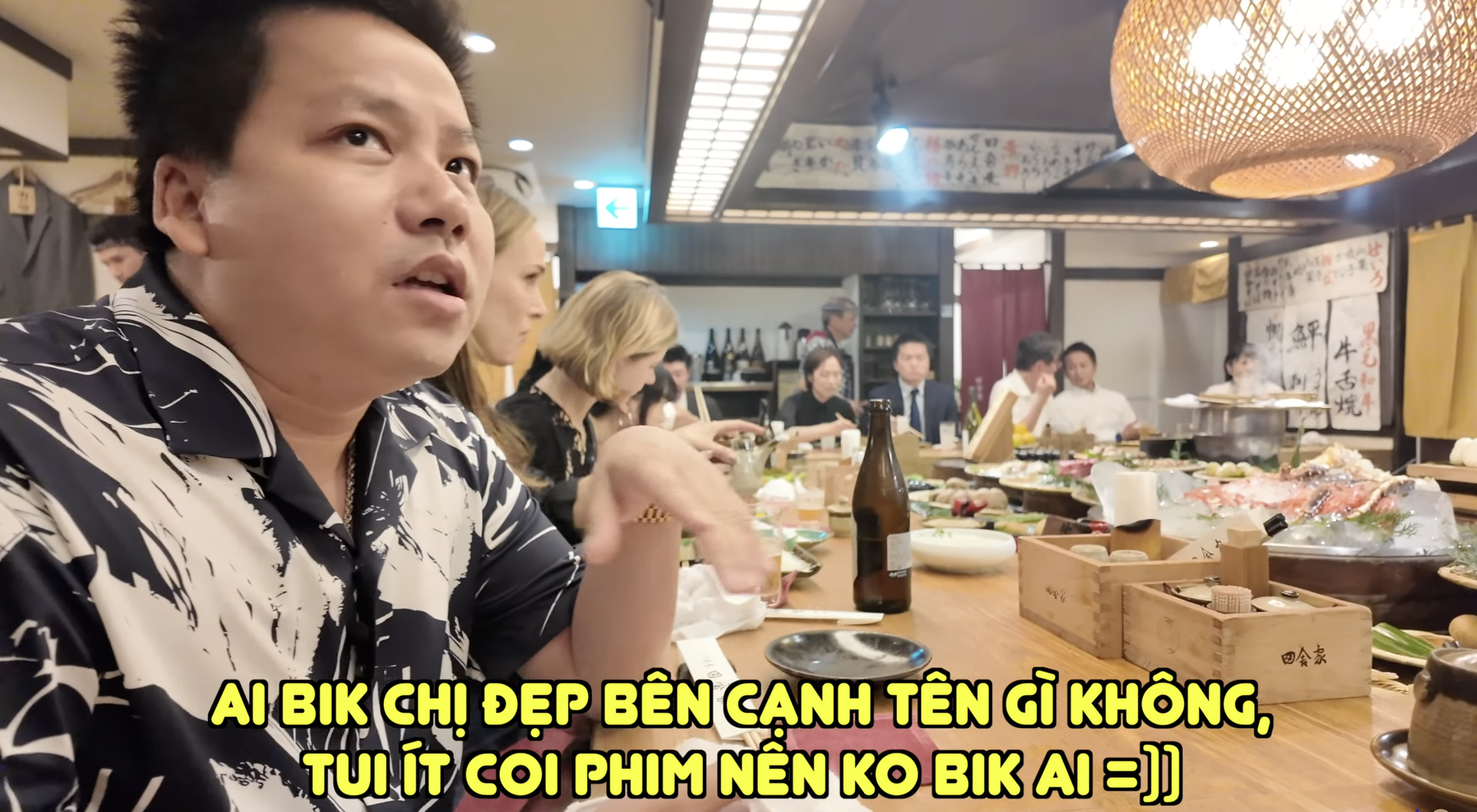 Khoa Pug bất ngờ khi phát hiện người phụ nữ bên cạnh trong quán ăn là ngôi sao Hollywood - Ảnh 2.