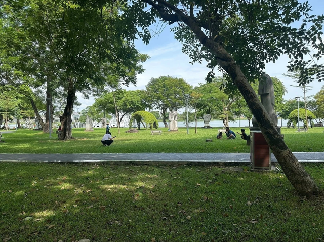Người dân Huế nhiệt tình tìm kiếm nhẫn cho du khách nước ngoài: Giá trị bất ngờ của chiếc nhẫn - Ảnh 1.