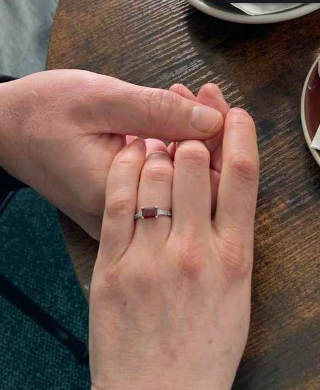 Người dân Huế nhiệt tình tìm kiếm nhẫn cho du khách nước ngoài: Giá trị bất ngờ của chiếc nhẫn - Ảnh 2.