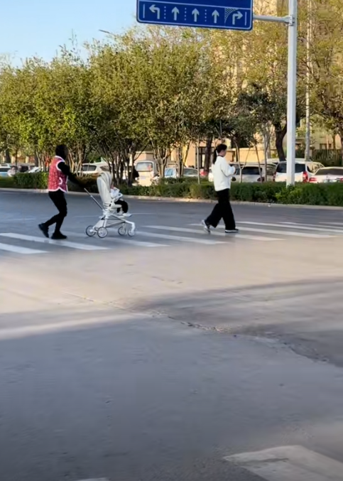 Hình ảnh robot đẩy xe em bé