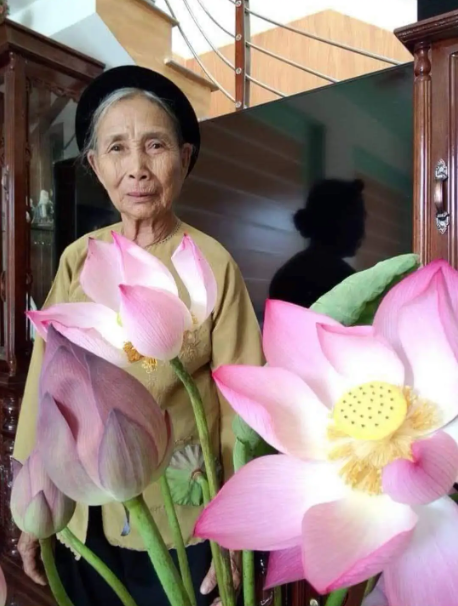 Hành động táo bạo của cụ bà 90 tuổi ở Yên Bái khi muốn ra ngoài nhưng bị khóa cửa: Cháu gái chia sẻ - Ảnh 2.