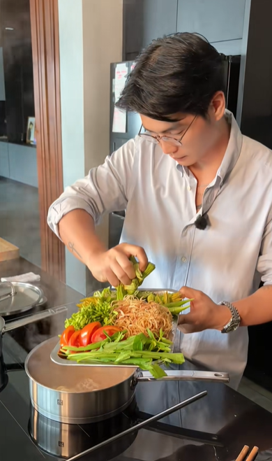 Huy Trần chăm sóc vợ bầu