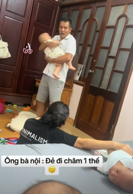 Clip: Ông bà nội khuyên đẻ để chăm một thể, nhưng 4 em bé cùng khóc khiến ai cũng 'đau đầu' - Ảnh 2.