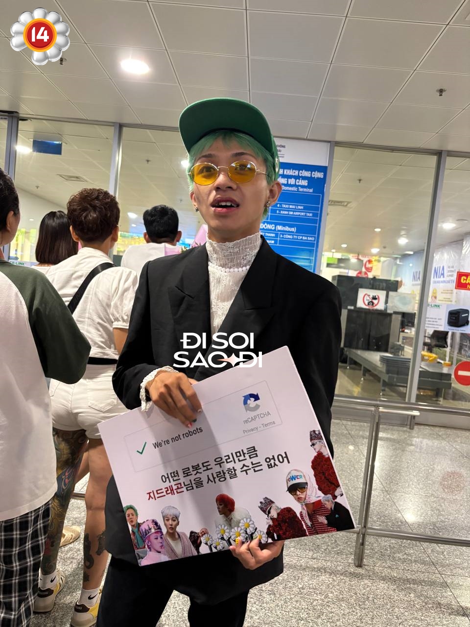 G-Dragon cosplay tại sân bay