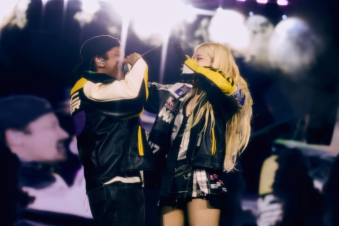 Rosé và Bruno Mars trên sân khấu