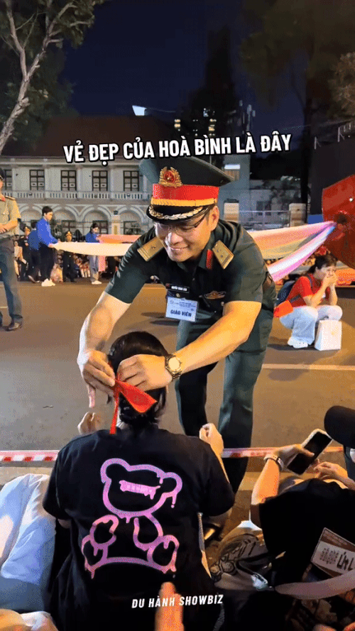 Chiến sĩ đeo băng rôn cho người dân