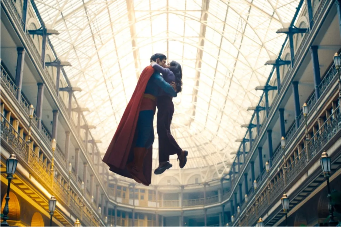 Cảnh nhân vật Người Thép hôn Lois Lane trong Superman. Ảnh: DC Studios