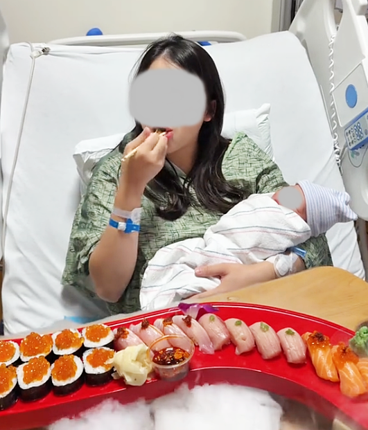 Mẹ bỉm gây sốt mạng xã hội với bữa ăn sushi ngay sau sinh - Ảnh 3.
