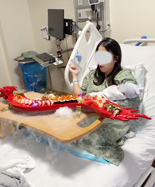 Mẹ bỉm gây sốt mạng xã hội với bữa ăn sushi ngay sau sinh - Ảnh 7.