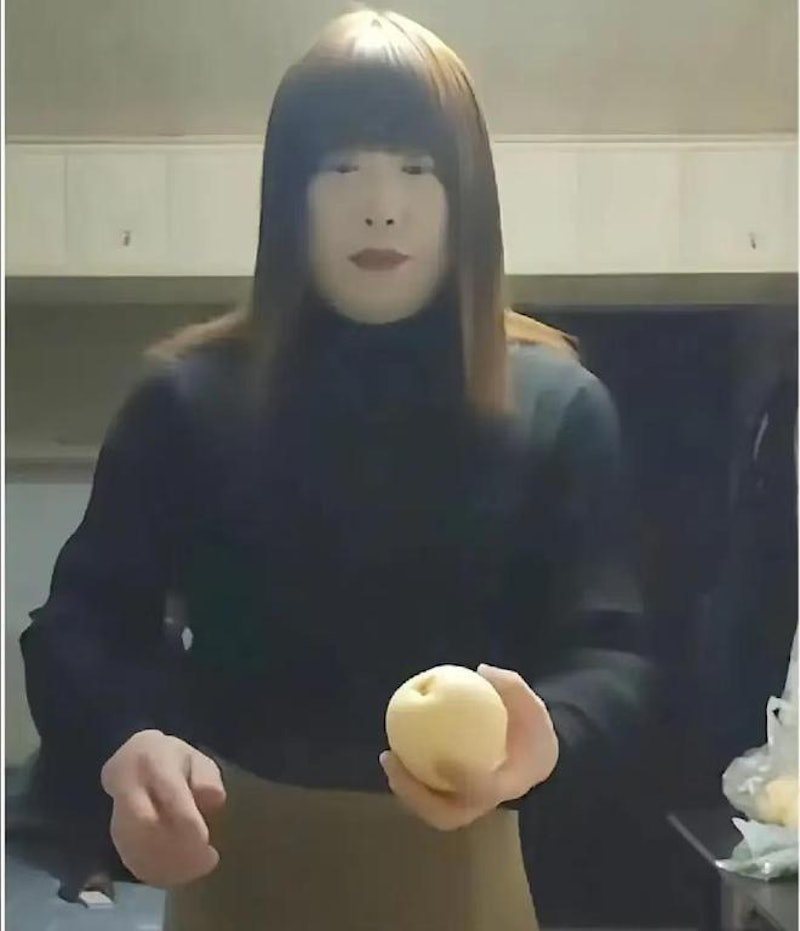 Ngoại hình Hồng Tỷ khi giả gái.