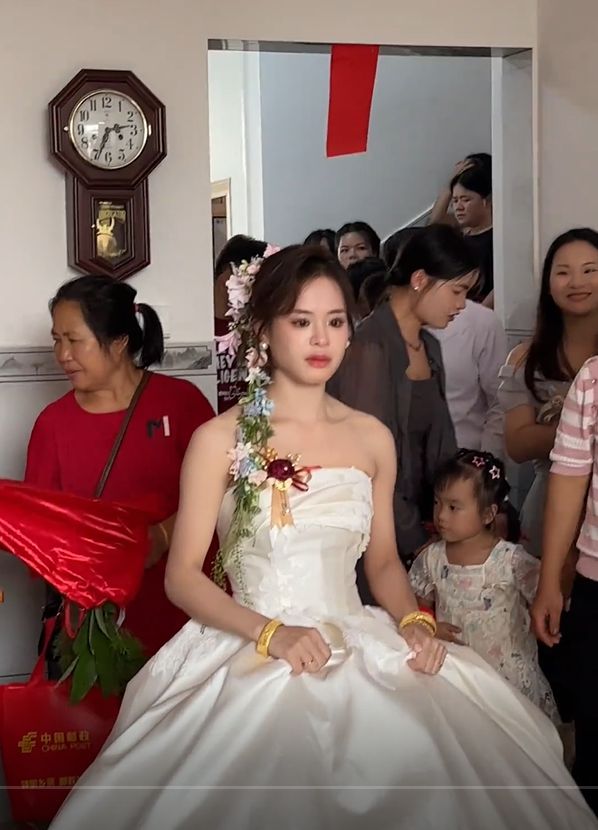 Cô dâu xinh đẹp gây sốt tại đám cưới quê - Ảnh 2.