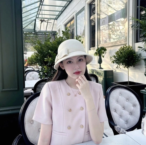 Visual hot girl có nhiều điểm tương đồng với cô gái đi cùng HIEUTHUHAI bị bắt gặp trong showroom nội thất mới đây