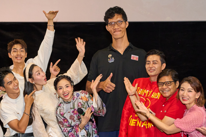 Ngọc Tú (áo đen) bên dàn diễn viên trong chuyến cine-tour dịp 30/4. Ảnh: Hòa Phạm