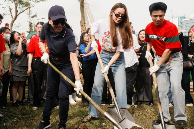 Ca sĩ Hồ Ngọc Hà (giữa), TikToker Nguyễn Tùng Dương (phải) tham gia trồng cây ở công viên Sáng tạo, sáng 13/8. Ảnh: Sam Le