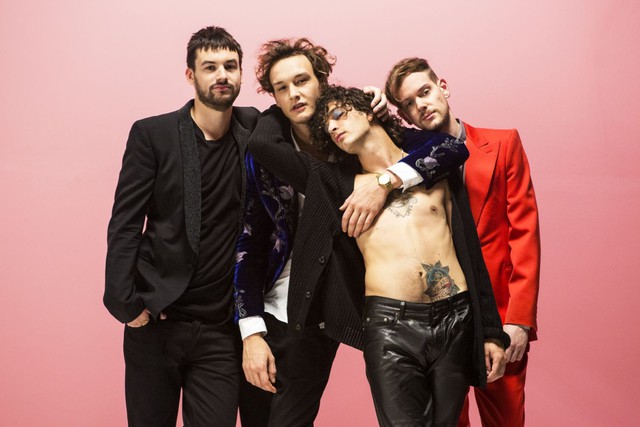 Hành động gây tranh cãi của người bạn thân Matty Healy - Ảnh 10.