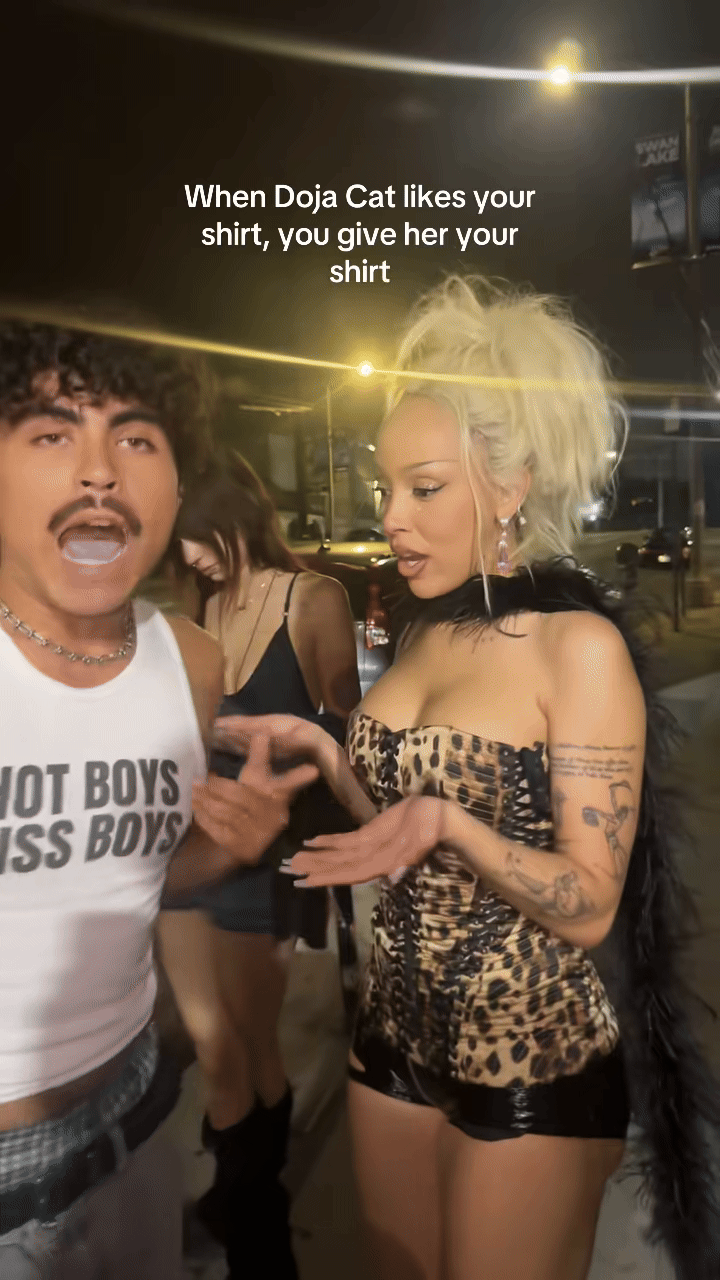 Doja Cat tương tác với fan
