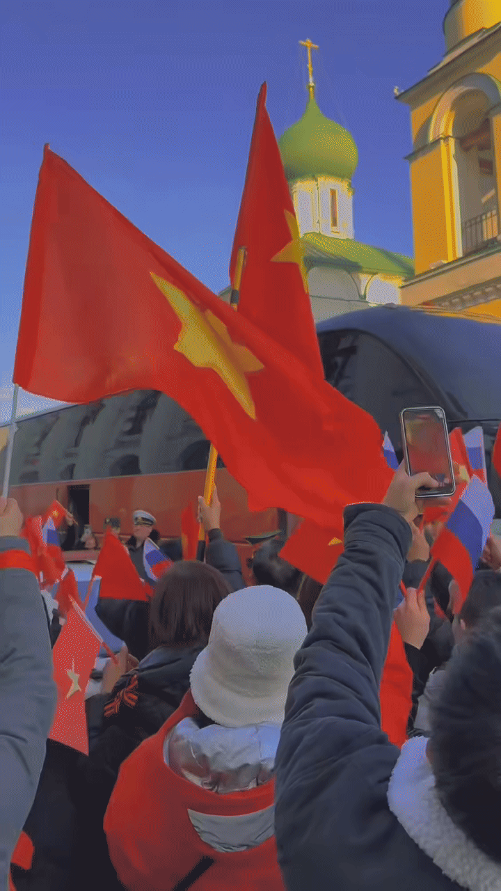Cộng đồng người Việt tại Nga hòa chung không khí lễ hội, ngân vang bài hát yêu nước - Ảnh 1.