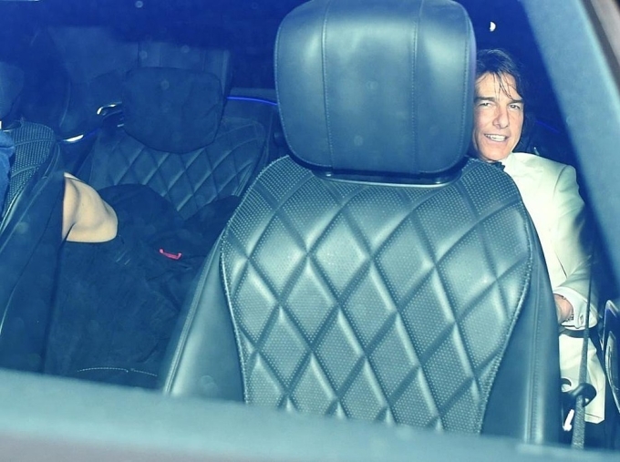 Tom Cruise và Ana de Armas rời khỏi nhà hàng.