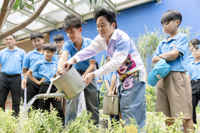 Tùng Dương trồng cây trong vườn trường. Ảnh: Hope School