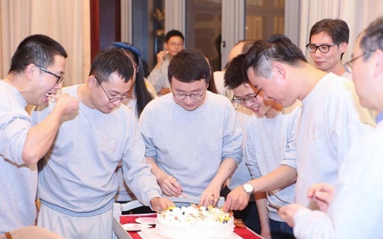 Họp lớp sau 20 năm: Chiếc đồng hồ cũ và cơ hội mới - Ảnh minh hoạ.