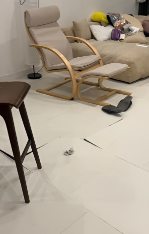 Cô gái hoảng hốt bỏ chạy giữa đêm vì sàn nhà bất ngờ nứt vỡ