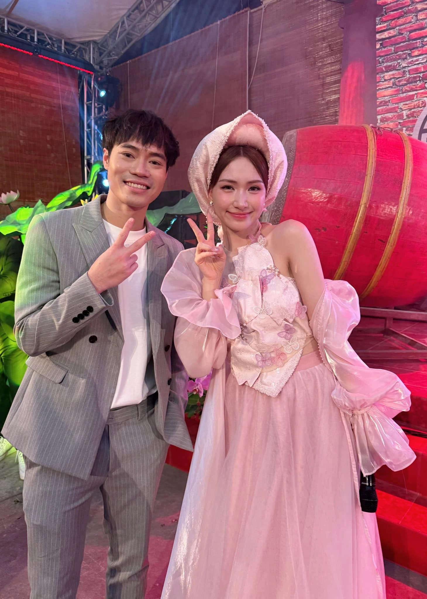 Showbiz 1.3: Văn Toàn và Hòa Minzy gây sốt; Hương Ly nhận lời cầu hôn - Ảnh 1.