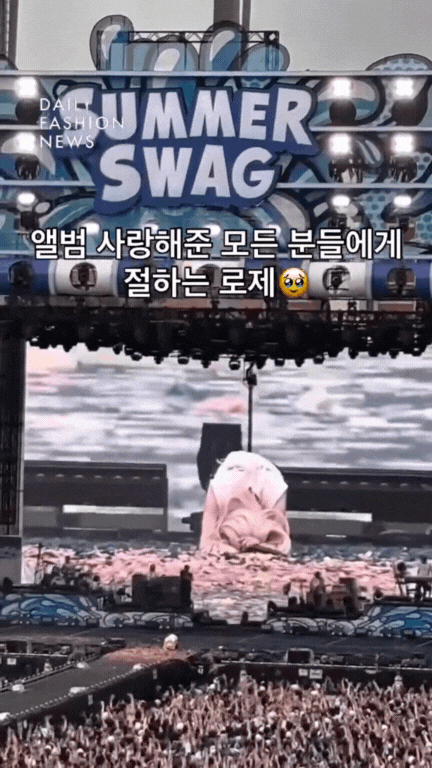 Rosé biểu diễn tại lễ hội nhạc nước.