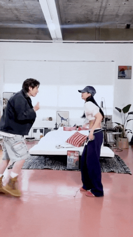 Video dance challenge gây bão của Zico và Jennie.
