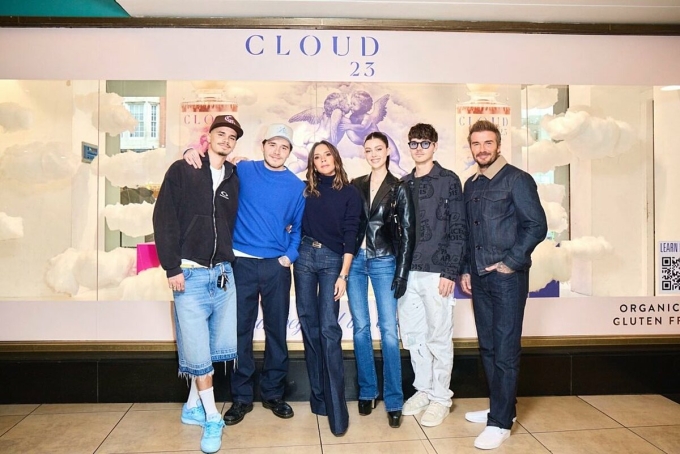 Từ trái qua: Romeo, Brooklyn, Victoria, Nicola, anh trai của Nicola - William Peltz - và David Beckham chụp hình tại khu vực trưng bày sản phẩm.