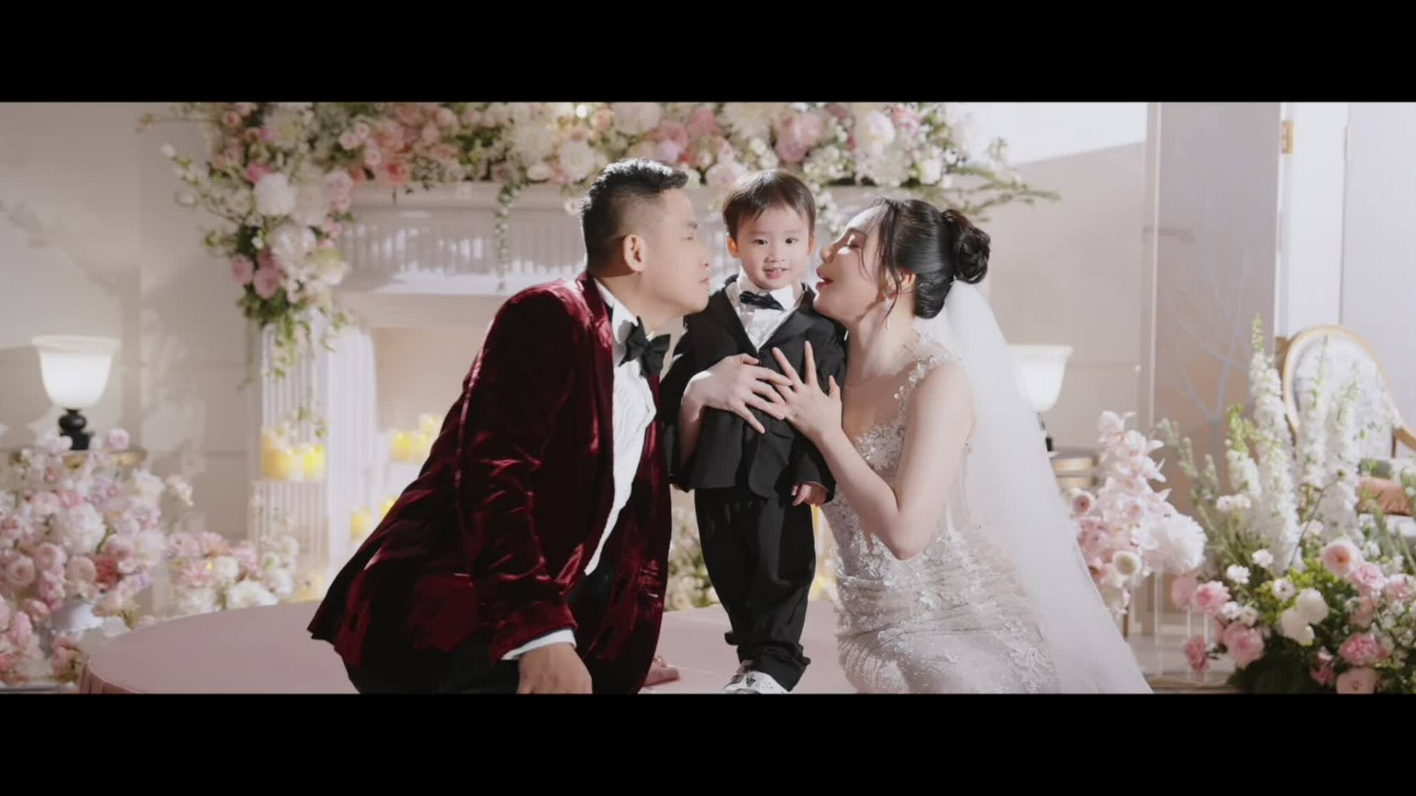 Vợ chồng Hồ Quỳnh Hương bên con trai